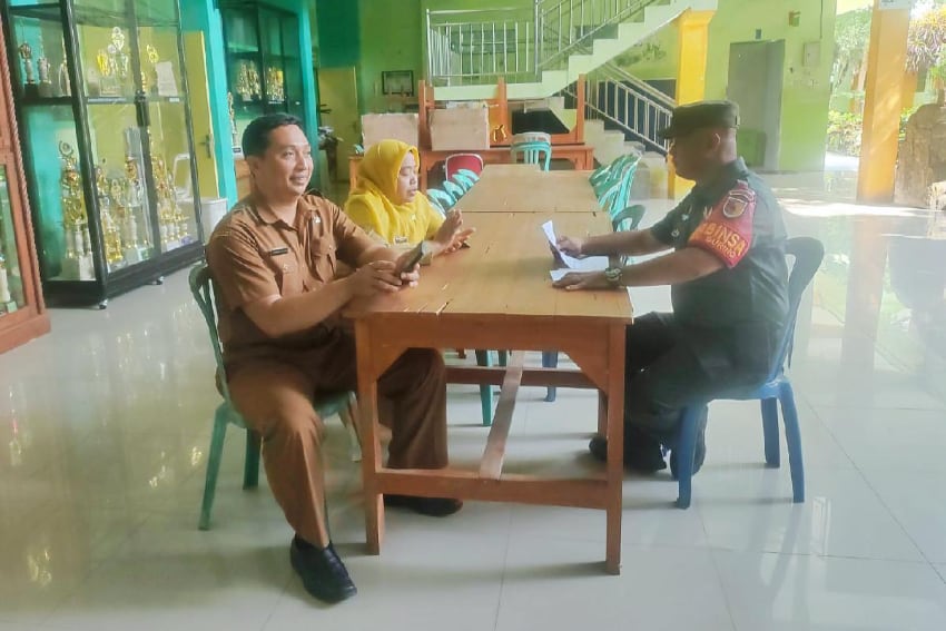 Babinsa Buring Komsos Bersama Warga, Bahas Kamtibmas Hingga Masalah Sosial