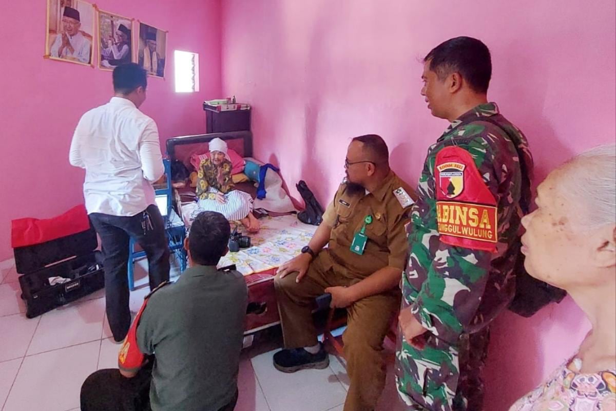 Babinsa bersama Nakes dan Aparat Kelurahan Tunggulwulung Kunjungi Lansia, Wujud Kepedulian Sosial