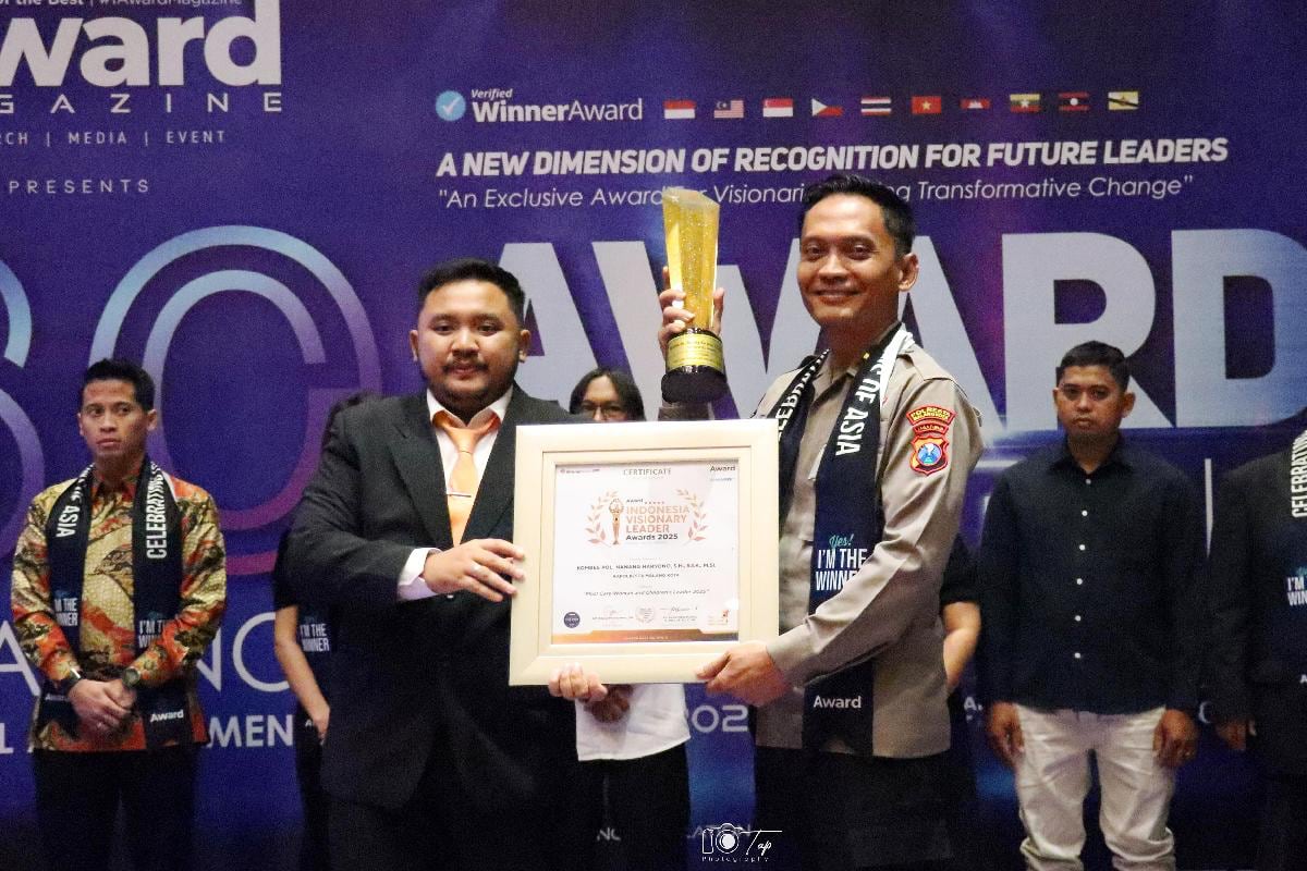 Kasihumas Polresta Malang Kota, Ipda Yudi, mewakili Kapolresta Malang Kota menerima penghargaan. (ist)