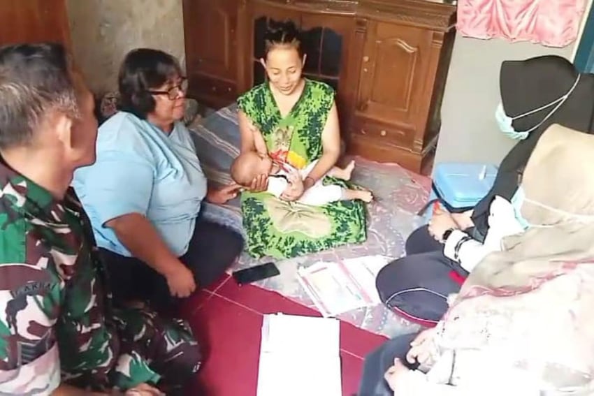 Babinsa Blimbing Dampingi Imunisasi Balita Kesatrian