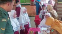 Babinsa Blimbing Dampingi Pemeriksaan Kesehatan Siswa SDN Arjosari 1