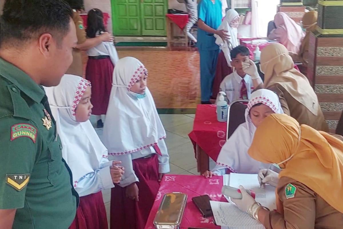 Babinsa Blimbing Dampingi Pemeriksaan Kesehatan Siswa SDN Arjosari 1