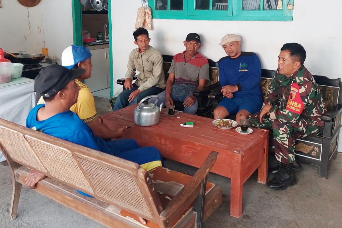 Babinsa Lowokwaru Komsos Bersama Warga Tunggulwulung Bahas Kondusifitas Wilayah