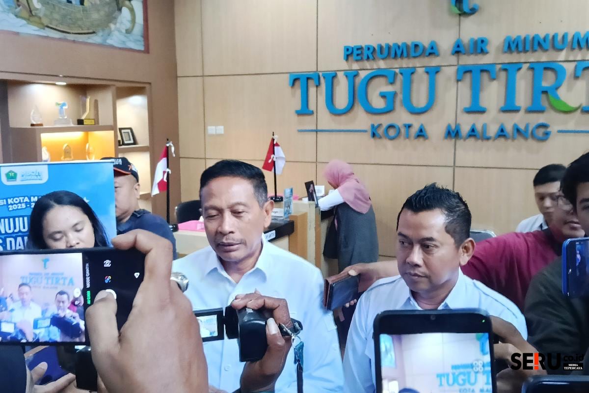 Wali Kota Malang Wahyu Hidayat dan Dirut Perumda Tugu Tirta Priyo Sudibyo, menjawab pertanyaan awak media. (rhd)
