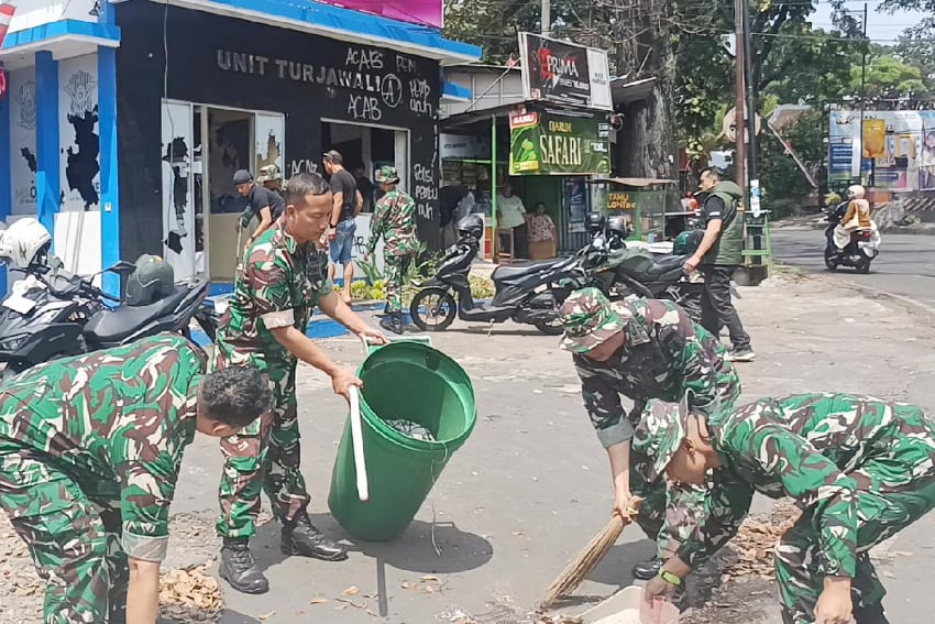 Kodim 0833 Bersama Polresta Malang Kota dan DLH Bersihkan Puing Sisa Unjuk Rasa