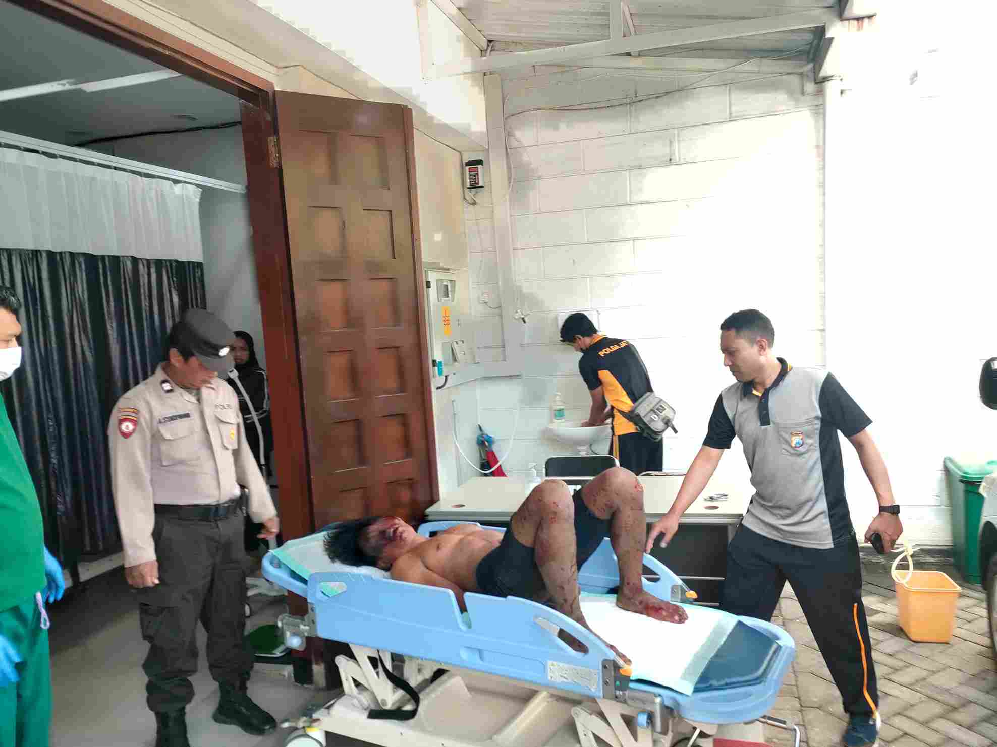 Gondol Buah Alpukat Warga, Pria Asal Dampit Babak Belur Dihajar Massa dan Motornya Dibakar