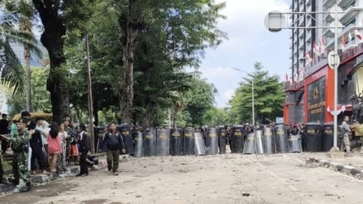 Ribuan Ojol dan Warga Kepung Mako Brimob Kwitang Luapkan Amarah