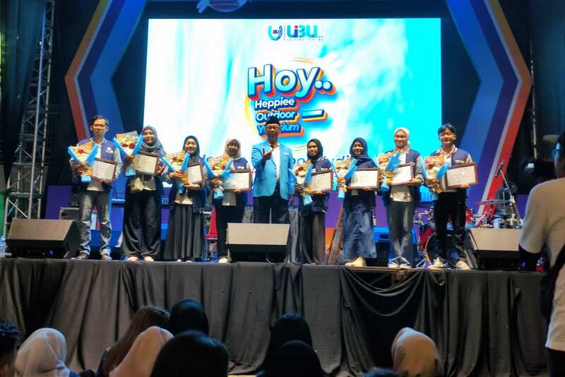 1.200 Mahasiswa UIBU Heppiee Bareng Dosen, Rayakan Kelulusan Yudisium
