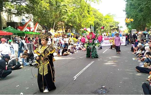 Bondowoso Bergelora, Ribuan Muda-mudi Semarakkan Pawai Budaya Harjabo ke-206