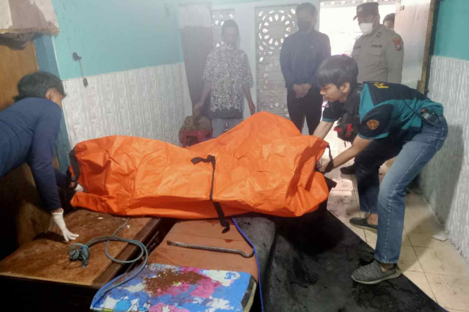 Pria di Pakis Ditemukan Meninggal di Atas Plafon Rumah