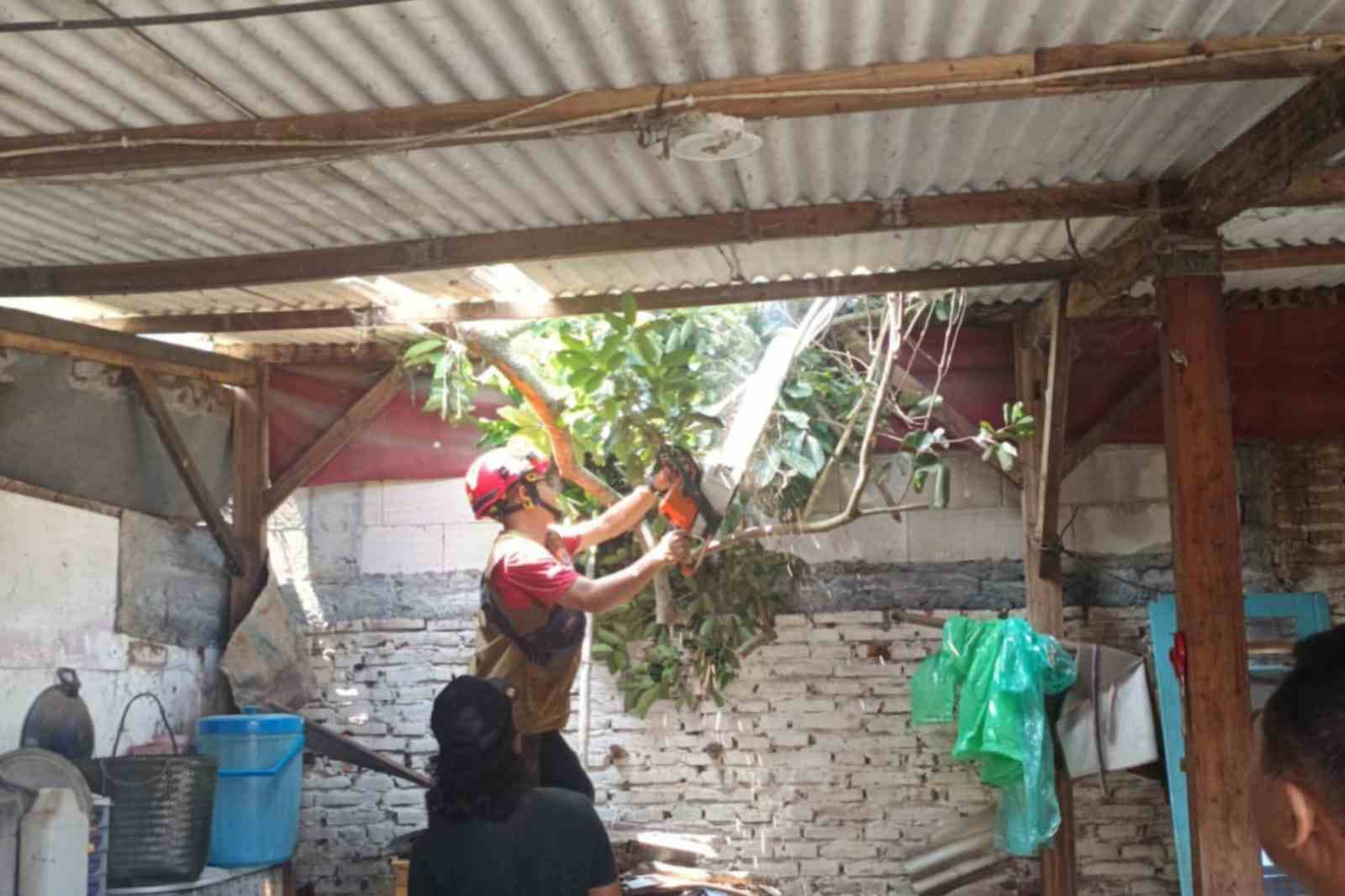 Atap Rumah Warga Kepanjen Alami Kerusakan Usai Diterjang Angin Kencang