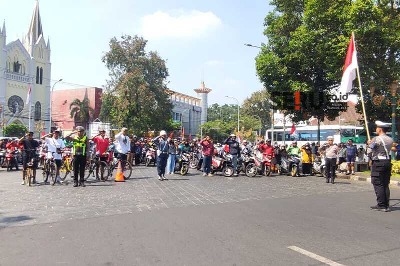 Detik-detik Proklamasi, Ratusan Pengendara Berhenti Sejenak Lakukan Penghormatan Merah Putih