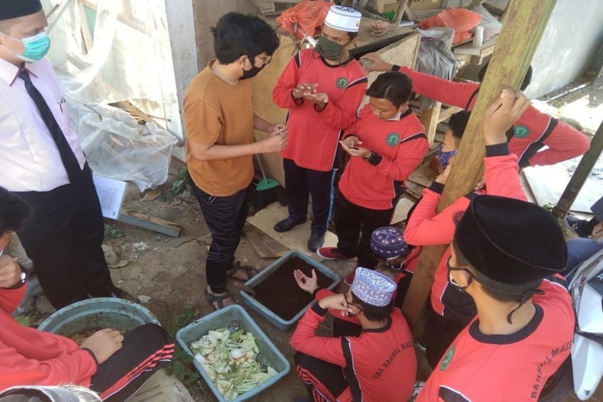Pembekalan terkait pengelolaan sampah organik dan maggot BSF kepada para santri Ponpes Bahrul Maghfiroh. (Dioola for SERU.co.id)