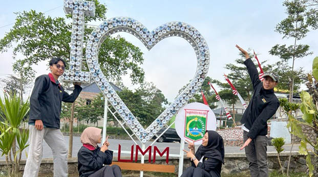 Kreatif! Ecobrik Karya Mahasiswa PMM UMM Percantik Taman Balai Desa Wringinanom