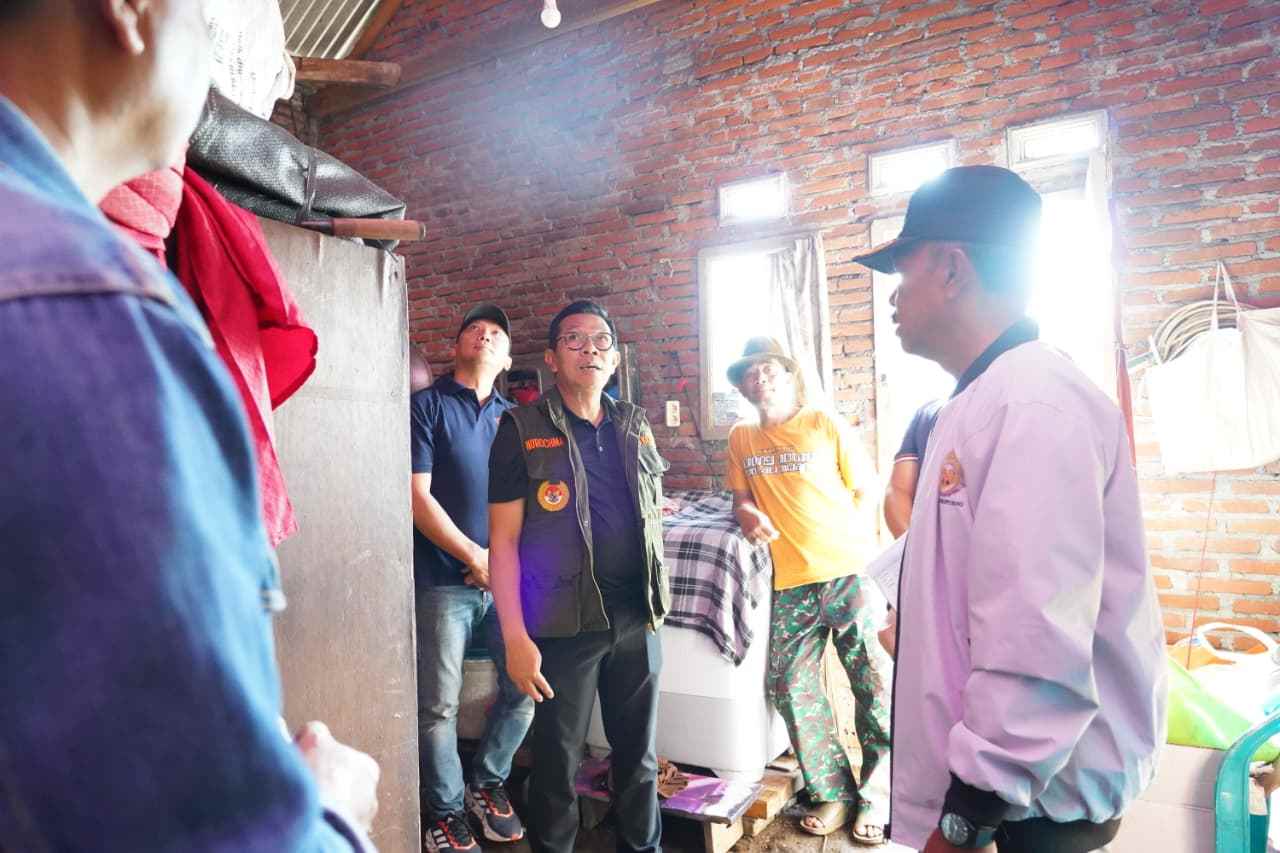 Wali Kota Batu Serahkan Santunan Korban Angin Kencang di Desa Giripurno