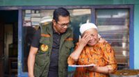Wali Kota Batu Serahkan Santunan Korban Angin Kencang di Desa Giripurno