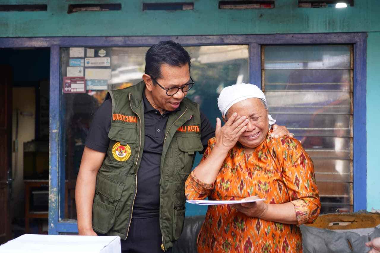 Wali Kota Batu Serahkan Santunan Korban Angin Kencang di Desa Giripurno