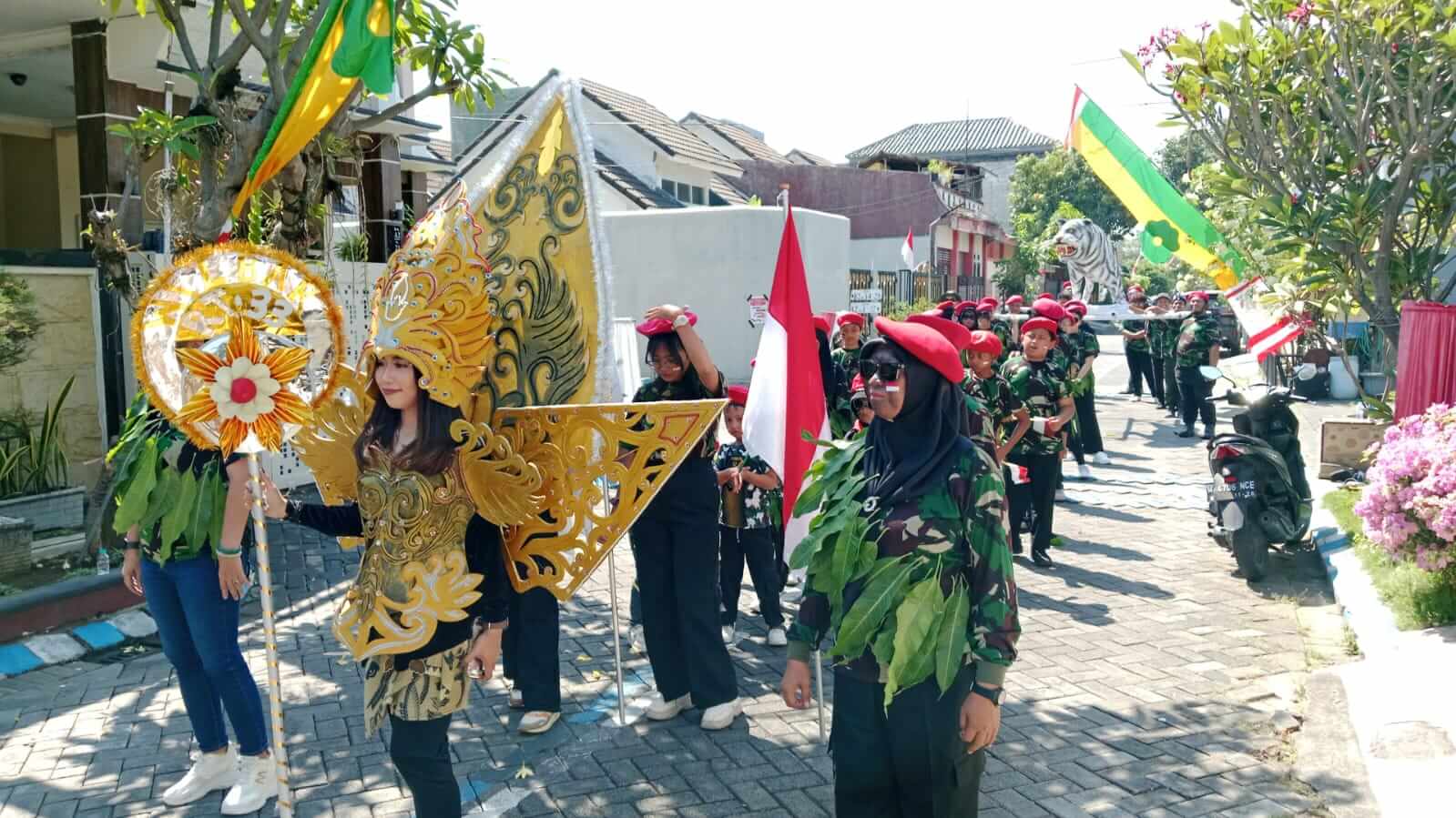 Warga RT 33 RW 10 Grand Masangan Kompak Kenakan Kostum Tentara di Carnaval Kemerdekaan