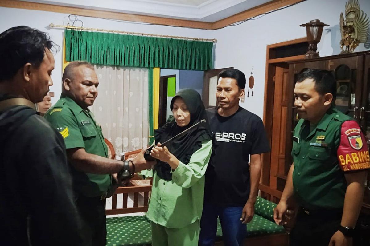 Warga Sukun Serahkan Senjata Api Rakitan Secara Sukarela kepada Babinsa