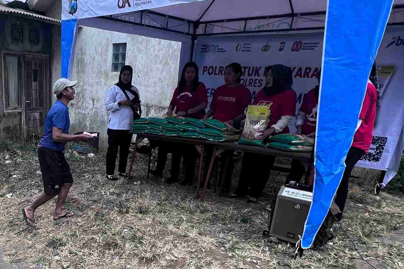 Sambut HUT ke-80 RI, Warga Antusias Tebus Beras Murah dari Satreskrim Polres Batu 
