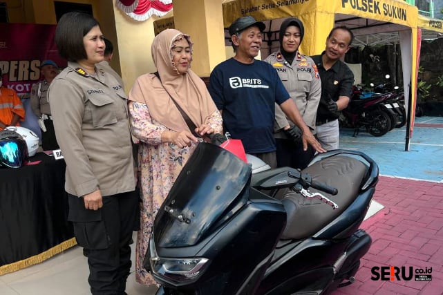 Korban menerima kembali motor miliknya yang sempat dicuri. (Seru.co.id/bas)