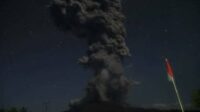 Gunung Lewotobi Laki-laki Meletus Dahsyat Sebabkan Dua Penerbangan Dibatalkan