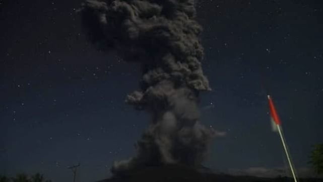 Gunung Lewotobi Laki-laki Meletus Dahsyat Sebabkan Dua Penerbangan Dibatalkan