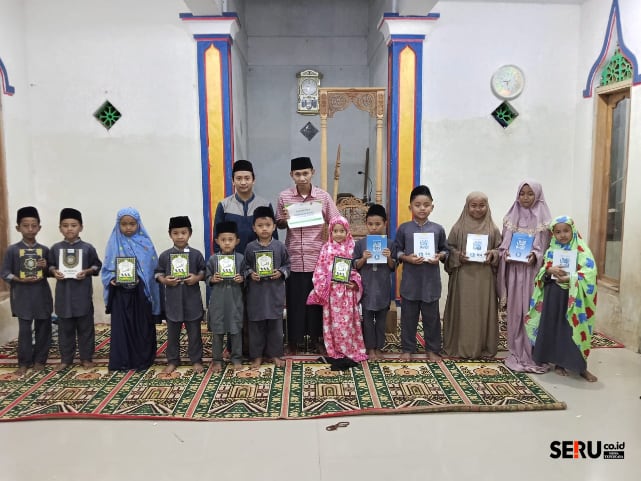 Keluarga Buka Tangan Foundation Donasi Al-Qur'an ke Musholla Nurul Islam Ampelan - Wringin