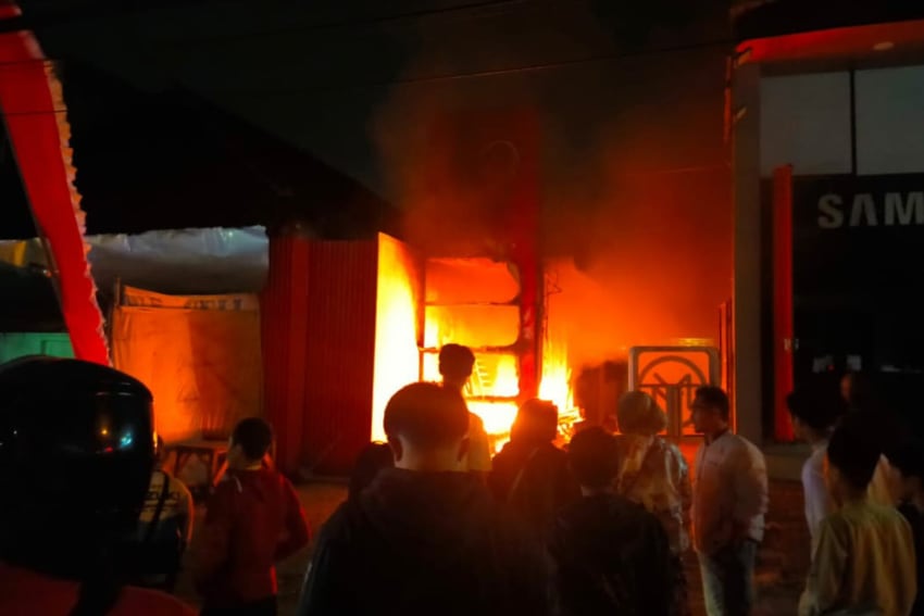Gudang Meteor Cell Singosari Terbakar, Owner Alami Kerugian hingga Puluhan Juta