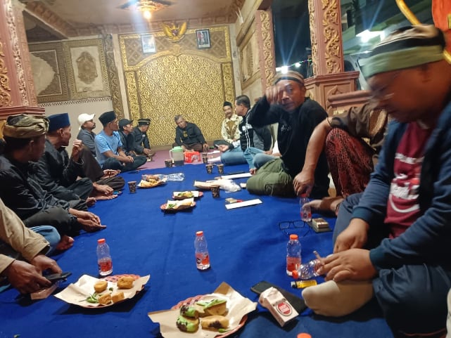 Sarasehan oleh warga bersama tokoh adat, budayawan dan seniman lokal bertempat di pendopo Punden Buyut Wader Dusun Bendungan. (ist)