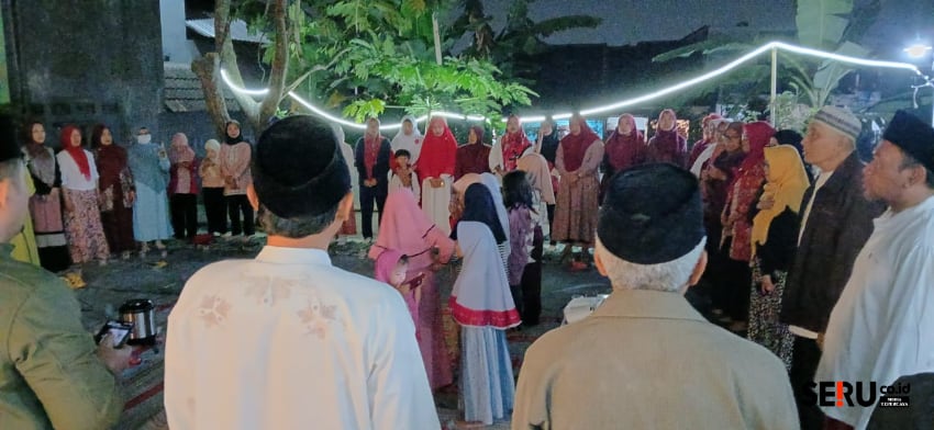 Para warga menyanyikan Lagu Kebangsaan Indonesia Raya untuk mengawali prosesi Barikan. (Seru.co.id/mzm)