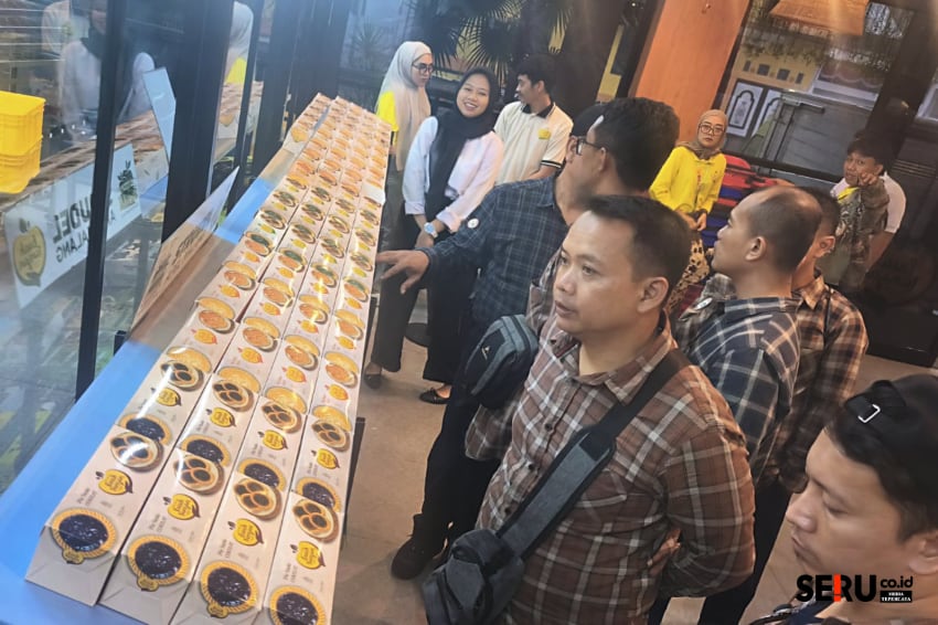 Pengunjung bisa memilih Pie Apel sesuai selera sambil  menyaksikan langsung proses pembuatan Pie Apel Buah Tangan. (Seru co.id/dik)