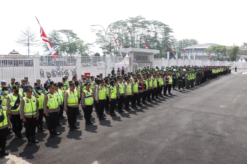 Apel gelar pasukan jelang pengamanan pertandingan Arema FC melawan Bhayangkara Presisi Lampung FC, di Stadion Kanjuruhan
