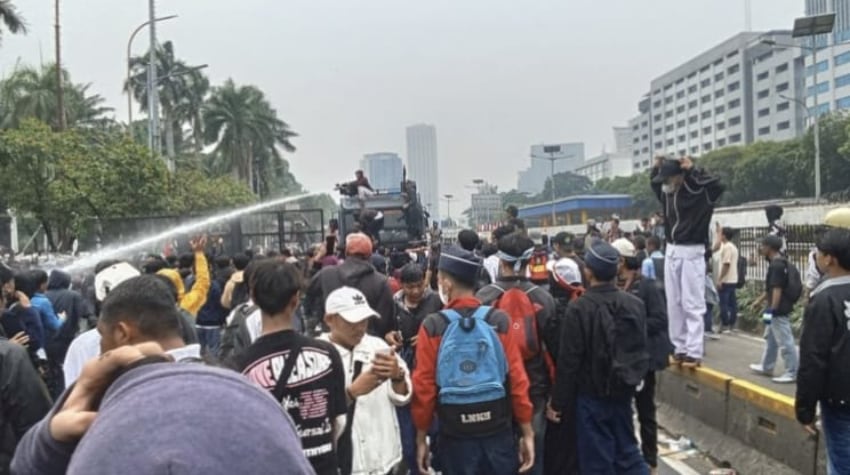 Massa Aksi Protes Gaji Legislator di Depan DPR Berujung Kericuhan