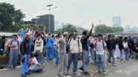 Mengapa Pelajar Rela Bolos Sekolah Demi Menyuarakan Protes di Depan Gedung DPR RI