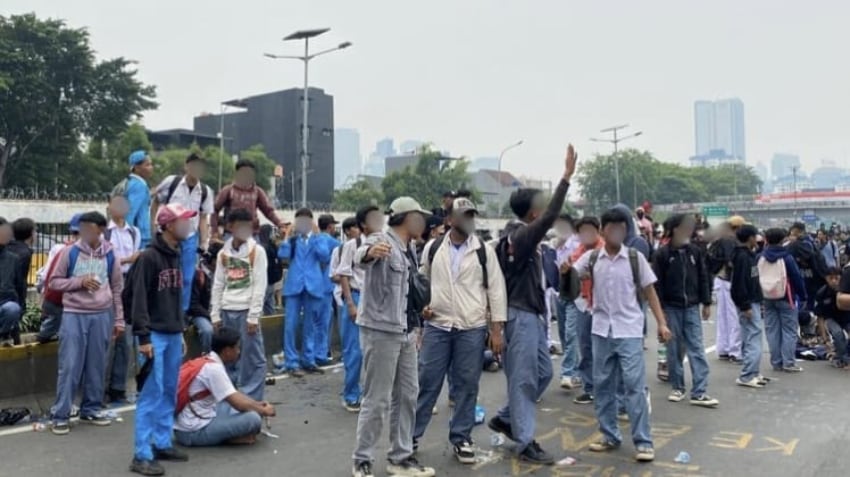 Mengapa Pelajar Rela Bolos Sekolah Demi Menyuarakan Protes di Depan Gedung DPR RI