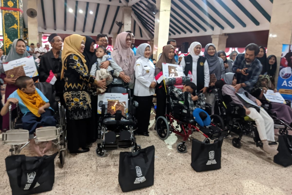 Penyerahan bantuan secara simbolis penerima manfaat Lansia dari Pemprov Jatim kepada Pemkab Malang. (Seru.co.id/wul) 
