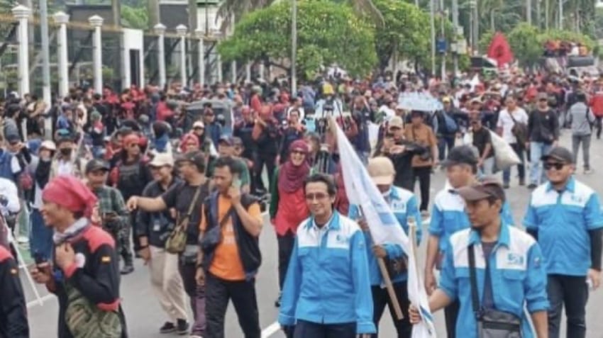Gedung DPR Sepi Sementara Suara Ribuan Buruh Menggema di Luar