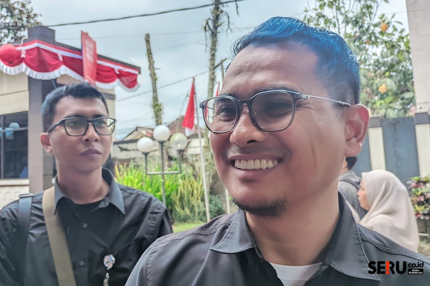Kepala Bulog Malang (berkacamata) menjelaskan, penyebab harga beras masih tinggi meski stok beras SPHP surplus. (Seru.co.id/bas)