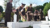 Jelang Peringati Harlah Kejaksaan RI ke-80, Kejari Batu Tabur Bunga di TMP Suropati