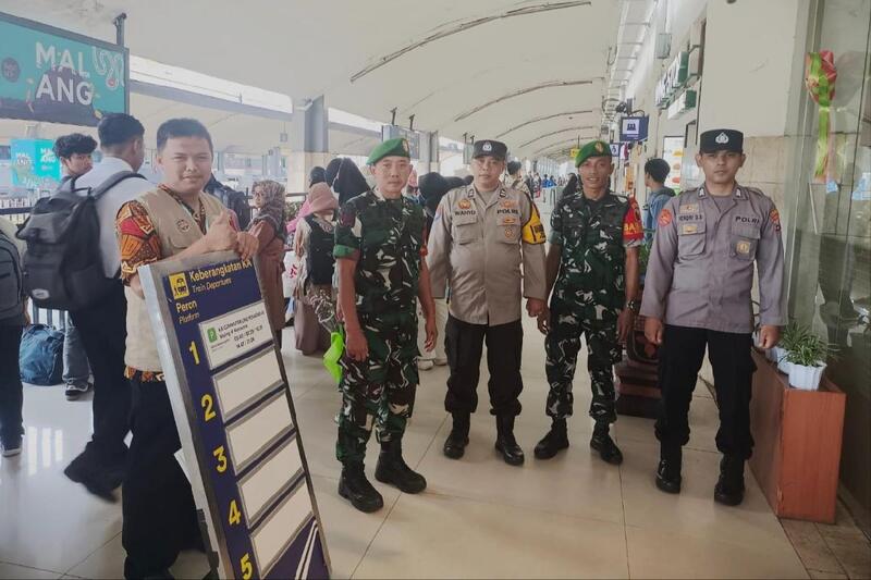 Babinsa Bersama Bhabinkamtibmas Klojen Patroli di Stasiun Kota Baru