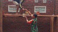 Babinsa Blimbing Gotong Royong Bantu Rehab Rumah Warga Arjosari