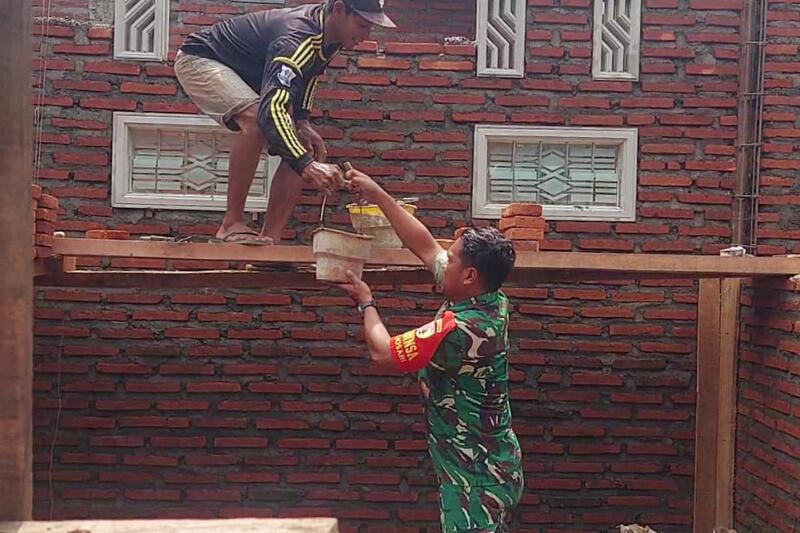 Babinsa Blimbing Gotong Royong Bantu Rehab Rumah Warga Arjosari