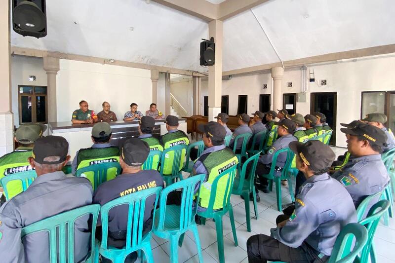Babinsa Kedungkandang Beri Pembinaan Anggota Linmas Tlogowaru Tingkatkan Kamtibmas