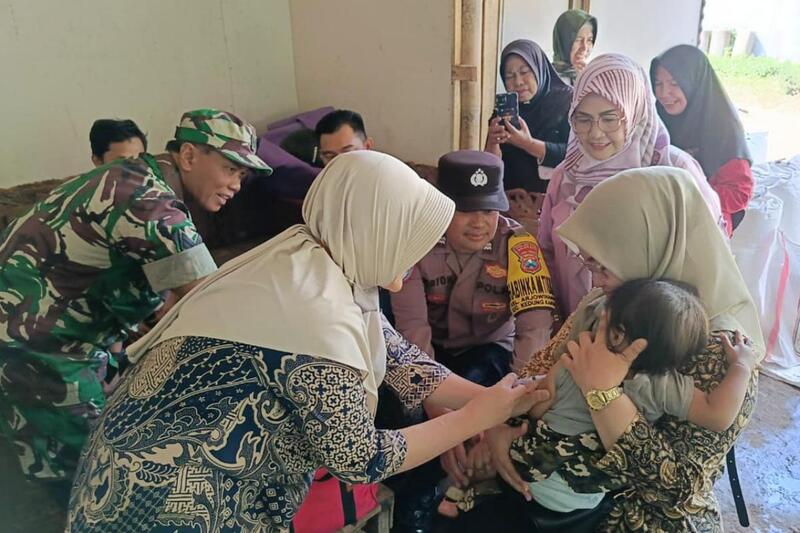 Babinsa Kedungkandang Dampingi Nakes dan Kader Posyandu Arjowinangun Sosialisasi Vaksin Campak