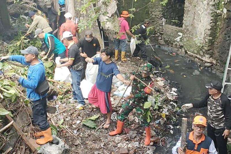 Babinsa Klojen Ajak Warga Bareng GASS Gotong Royong Peduli Lingkungan