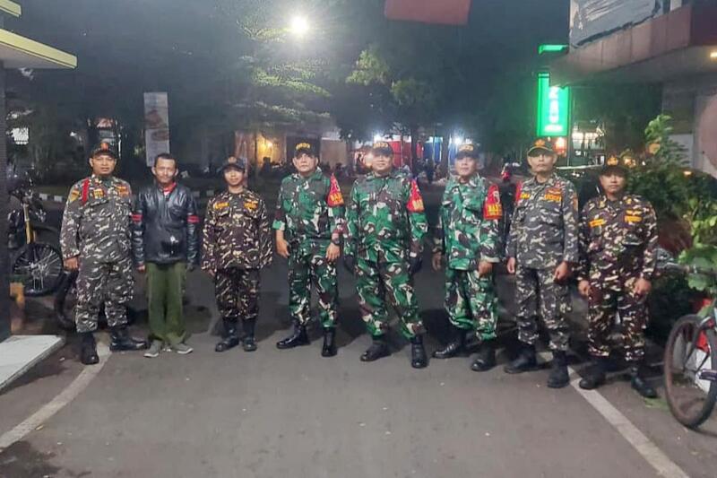 Babinsa Koramil 0833/01 Klojen dan Banser Patroli Gabungan Humanis Malam Hari