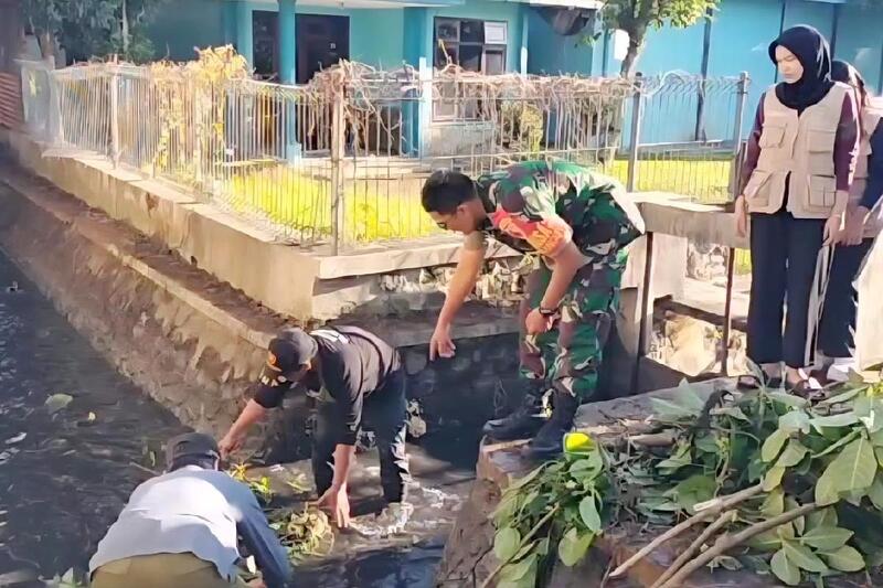 Babinsa Lowokwaru bersama Linmas dan Warga Mojolangu Kerja Bakti Pembersihan Saluran Irigasi