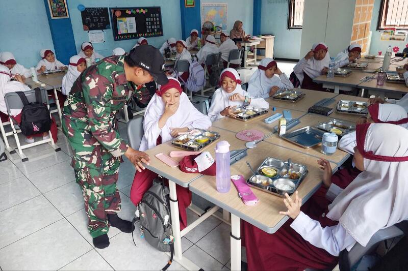 Babinsa Lowokwaru Dampingi Distribusi Makanan Bergizi Gratis ke Sekolah di Wilayah Tunggulwulung