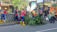 Babinsa Lowokwaru dan Warga Tulusrejo Gotong Royong Bersihkan Lingkungan